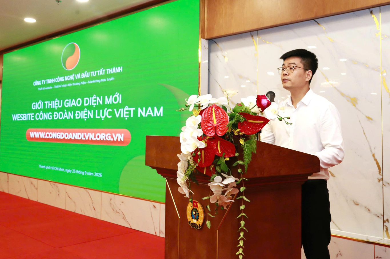 Ông Hà Mạnh Linh giới thiệu giao diện mới website Công đoàn Điện lực Việt Nam tại hội nghị ngày 25/9/2026.