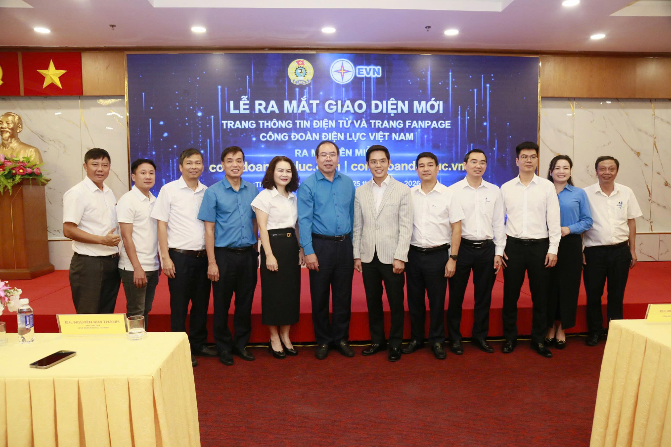 Đại diện Công đoàn Điện lực Việt Nam và đơn vị triển khai tại lễ ra mắt giao diện mới.