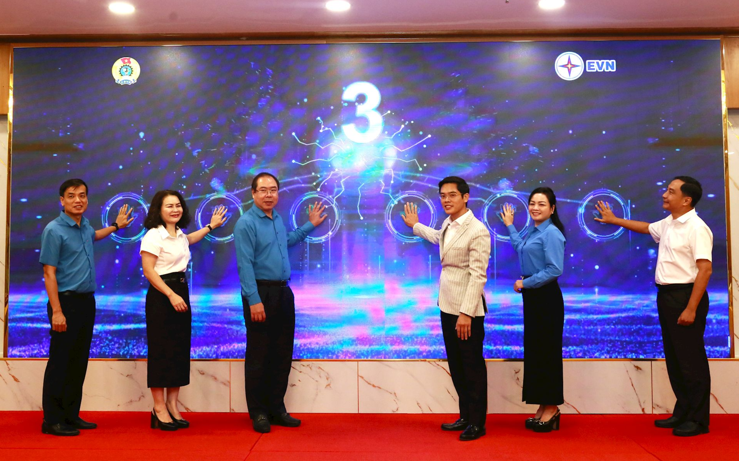 Các đồng chí lãnh đạo thực hiện nghi thức ra mắt giao diện mới Trang thông tin điện tử và Fanpage Công đoàn Điện lực Việt Nam