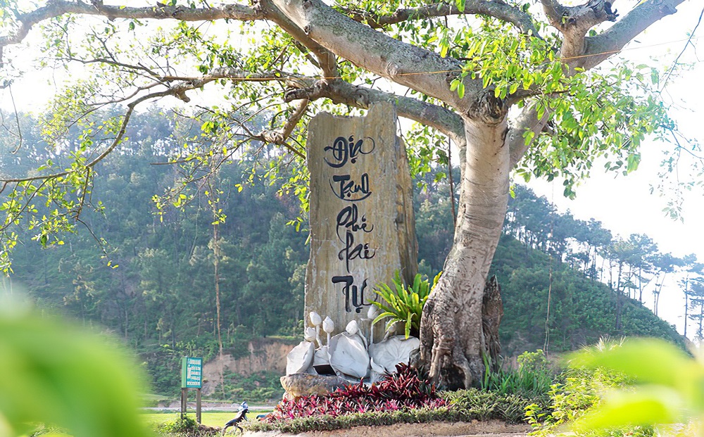 Bia đá ghi tên chùa được đặt ngay trước lối vào